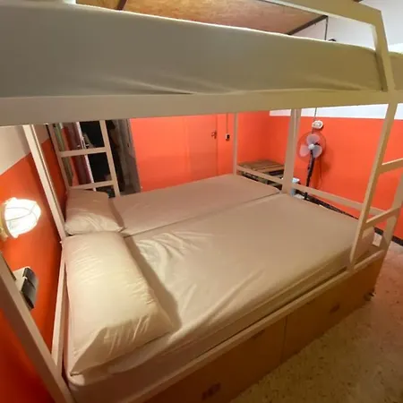 Albergue New & Center Lloret *